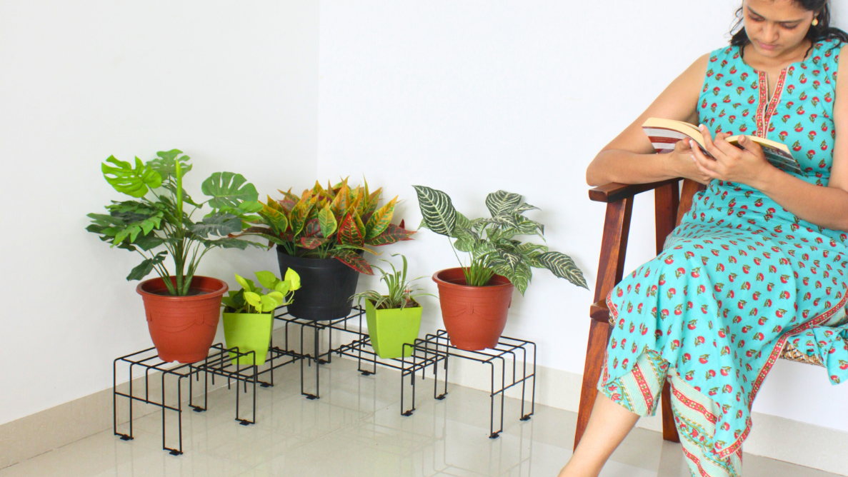White Moso Corner plant stand for 5 pots