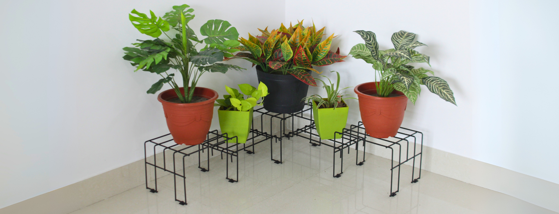 White Moso Corner plant stand for 5 pots